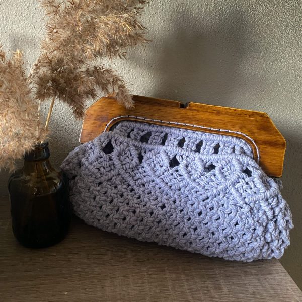 Pochette realizzata a mano in macramè con manico in legno, chiusura a calamita, dimensioni 30x20 cm Pochette fatta a mano